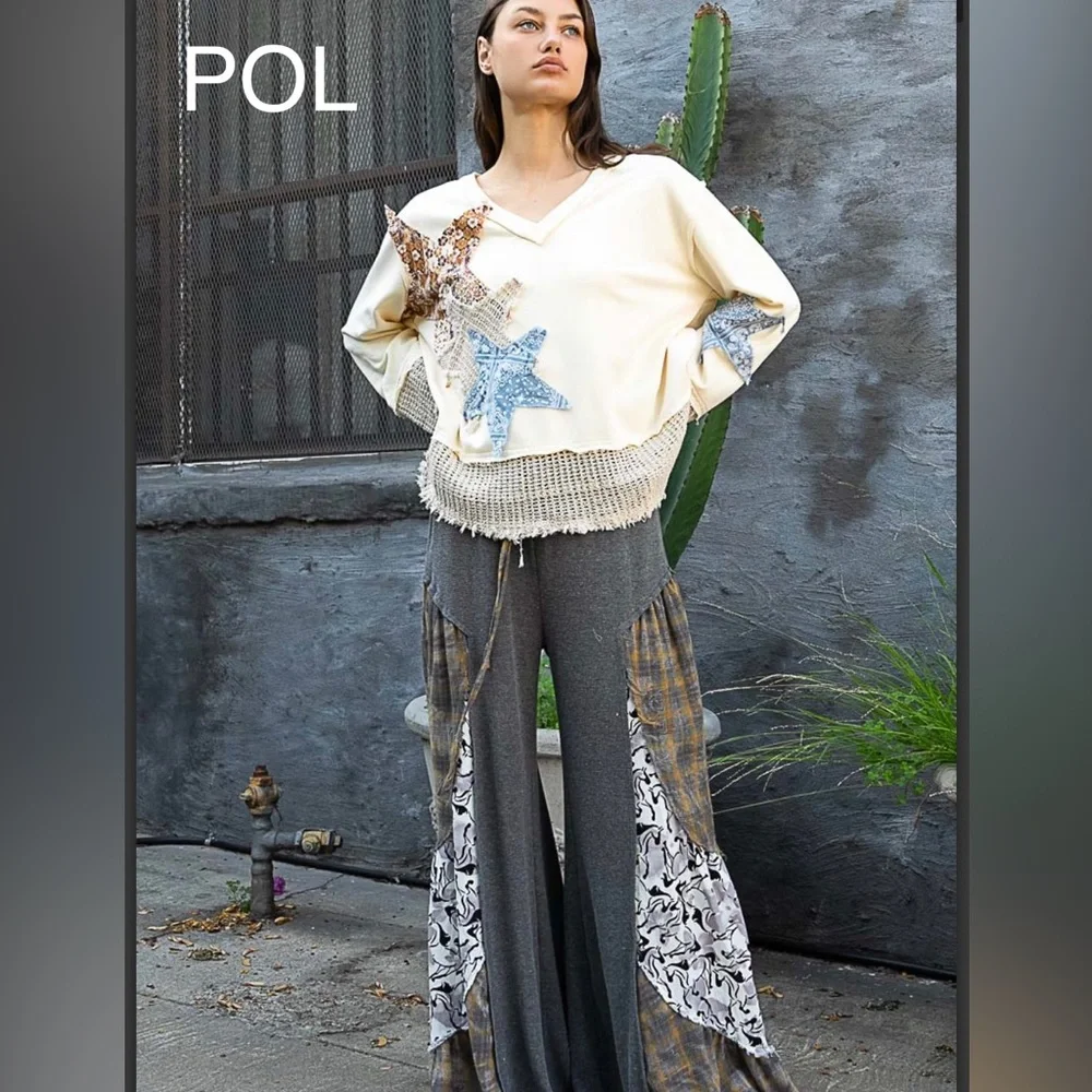 BP25💙🤍POL patchwork cream+blue v-neck in soft fabric w/on trend textural vibe - Picture 2 of 7